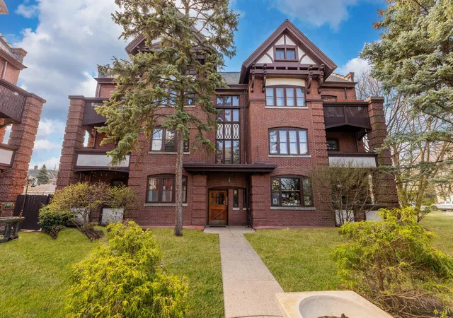 Homes for sale in Oak Park, IL | 116 S East Ave #1E, Oak Park, IL 60302 | MLS# 12691862