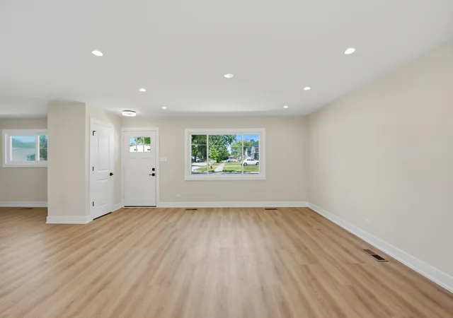 3rd image of 163 W Manchester Dr, Wheeling, IL 60090 | MLS# 12691885
