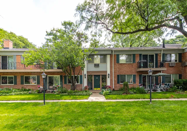 Homes for sale in Arlington Heights, IL | 711 E Falcon Dr #201, Arlington Heights, IL 60005 | MLS# 12691994