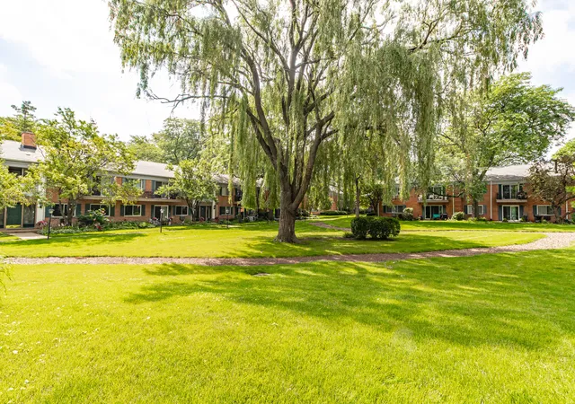 Homes for sale in Arlington Heights, IL | 711 E Falcon Dr #201, Arlington Heights, IL 60005 | MLS# 12691994