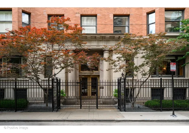 2nd image of 1210 N Astor St #1B, Chicago, IL 60610 | MLS# 12692009