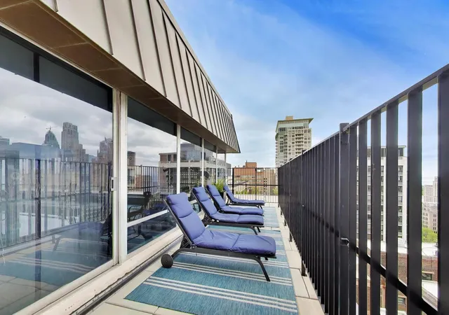 2nd image of 201 E Chestnut St, Chicago, IL 60611