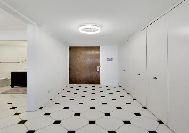 3rd image of 201 E Chestnut St #18F, Chicago, IL 60611 | MLS# 12692032