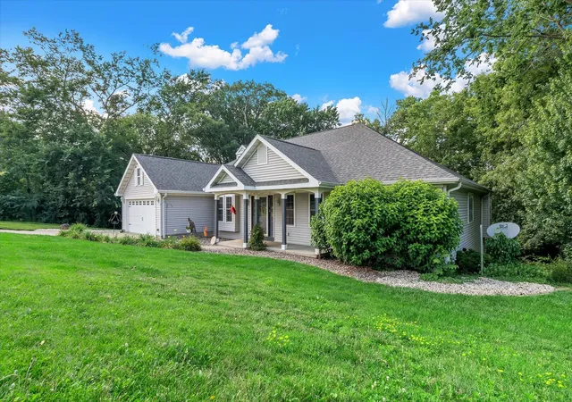 Photo 2 of Sale Pending at 2106 Skylane Dr, Muscatine, IA 52761 | MLS# 12692045 | Listing updated on 2026-08-17