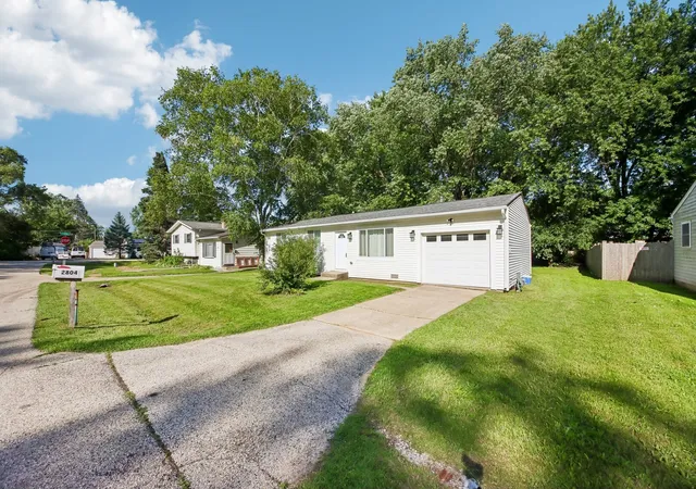 Homes for sale in Mc Henry, IL | 2804 Old Oak Dr, Mc Henry, IL 60050 | MLS# 12692066
