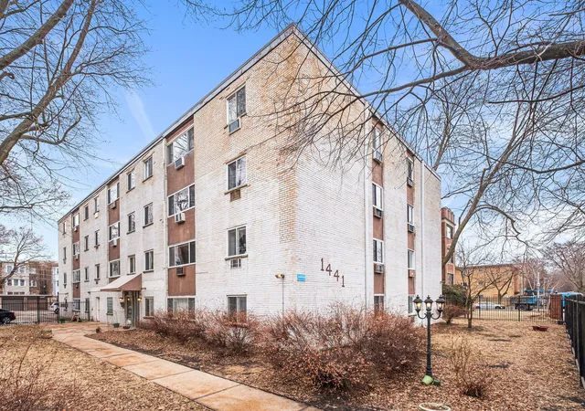 Homes for sale in Chicago, IL | 1441 W Farwell Ave, Chicago, IL 60626
