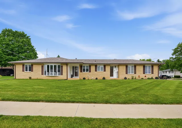 Homes for sale in East Moline, IL | 3701 Kennedy Dr, East Moline, IL 61244 | MLS# 12692130