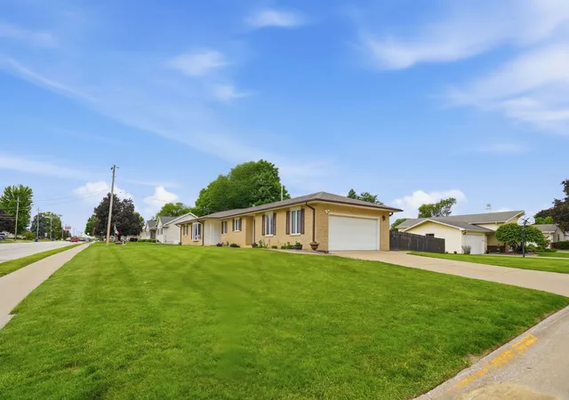 Homes for sale in East Moline, IL | 3701 Kennedy Dr, East Moline, IL 61244 | MLS# 12692130
