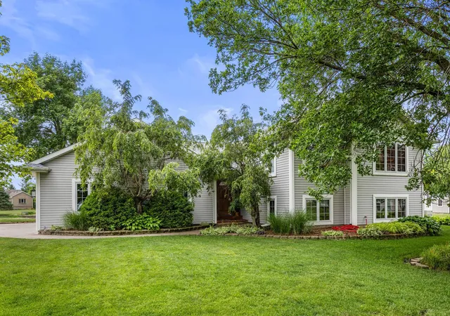 Photo 4 of Single family home for sale at 102 Lake View Dr, Fairbury, IL 61739 | MLS# 12692172 | Listing updated on 2026-08-04