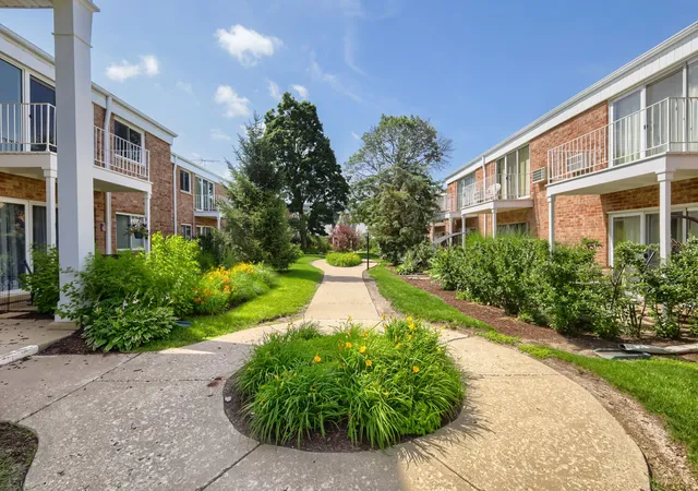 3rd image of 543 Burlington Ave, Downers Grove, IL 60515