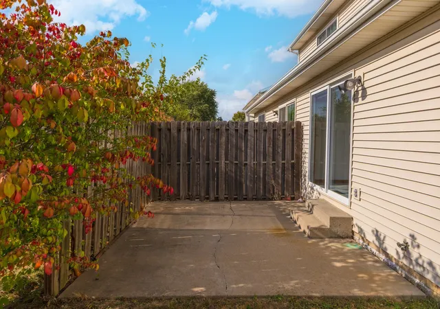 Listing Photo 2 - Condo for sale in building located at 26 Vermont Ave, Bloomington, IL 61701 - Unit #