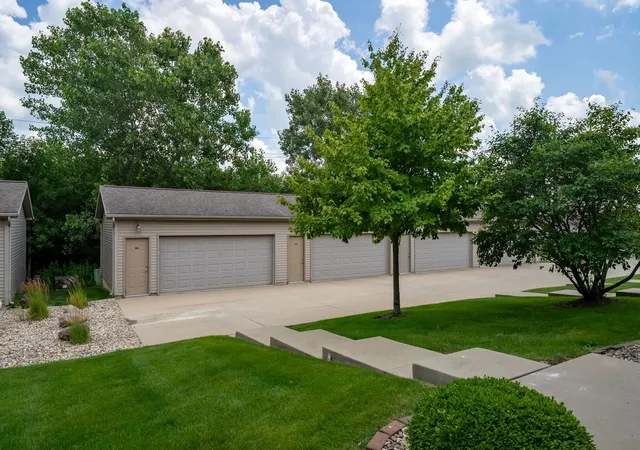 2nd image of 1818 Glenbridge Rd, Bloomington, IL 61704 | MLS# 12692323