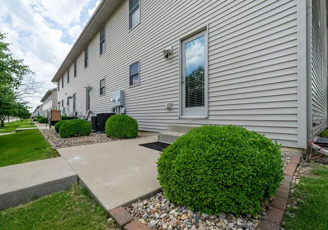 3rd image of 1818 Glenbridge Rd, Bloomington, IL 61704 | MLS# 12692323