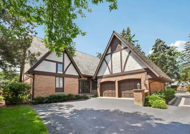 Homes for sale in Highland Park, IL | 985 Coventry Ln, Highland Park, IL 60035 | MLS# 12692376