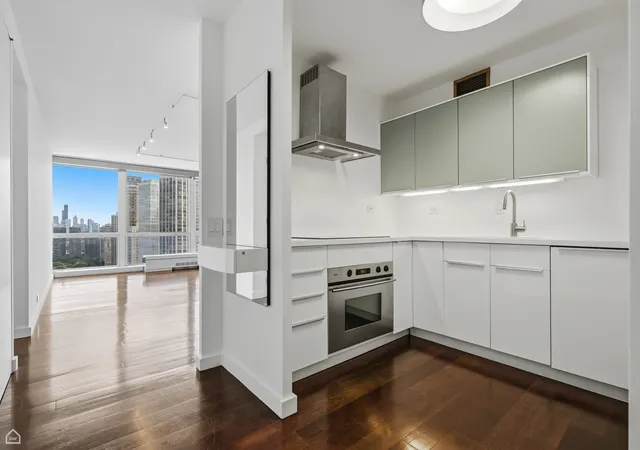 3rd image of 340 W Diversey Pkwy, Chicago, IL 60657