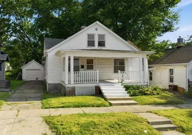 Homes for sale in Bloomington, IL | 710 W Jefferson St, Bloomington, IL 61701 | MLS# 12692463