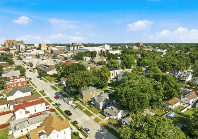 Homes for sale in Bloomington, IL | 710 W Jefferson St, Bloomington, IL 61701 | MLS# 12692463