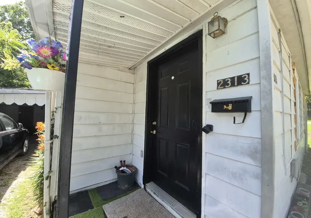 Photo 3 of Single family home for sale at 2313 Glenwood Ave, Eldorado, IL 62930 | MLS# 12692467 | Listing updated on 2026-10-16