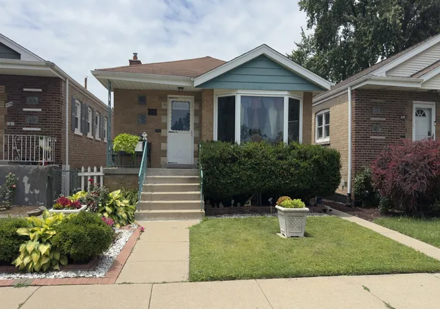 Photo 1 of Single family home for sale at 4732 S Lavergne Ave, Chicago, IL 60638 | MLS# 12692475 | Listing updated on 2026-10-09