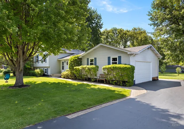 Homes for sale in Johnsburg, IL | 1911 May Dr, Johnsburg, IL 60051 | MLS# 12692535