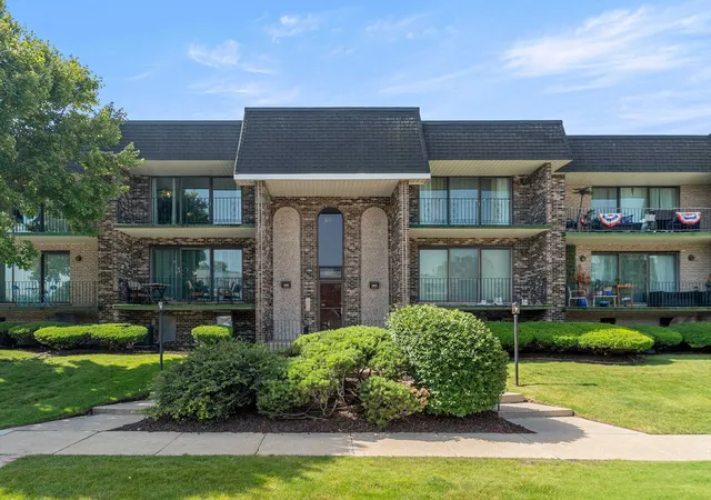 Listing Photo 1 - Condo for sale in building located at 9122 S Pulaski Rd, Oak Lawn, IL 60453 - Unit #2E