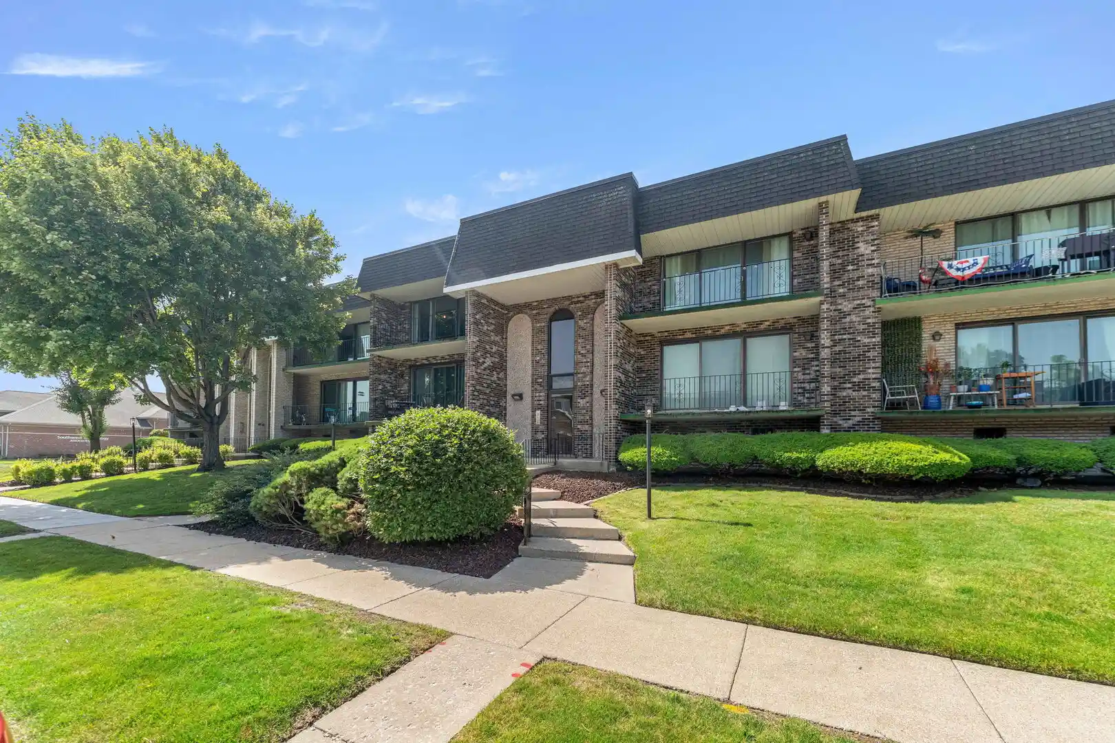 Listing Photo 2 - Condo for sale in 9122 S Pulaski Rd located at 9122 S Pulaski Rd, Oak Lawn, IL 60453 - Unit #2E