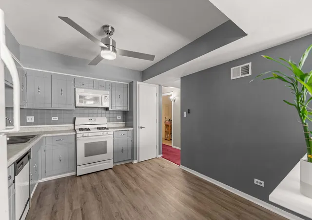 Listing Photo 4 - Condo for sale in building located at 9122 S Pulaski Rd, Oak Lawn, IL 60453 - Unit #2E