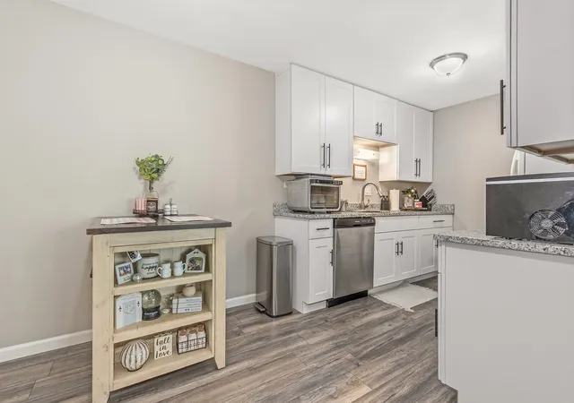 Listing Photo 5 - Condo for sale in building located at 272 Park Ridge Ln, Aurora, IL 60504 - Unit #E