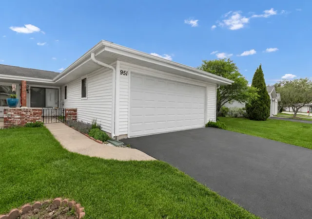 Homes for sale in Schaumburg, IL | 951 Chelsea Ln, Schaumburg, IL 60193 | MLS# 12692720
