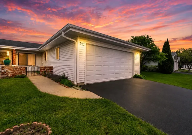 Homes for sale in Schaumburg, IL | 951 Chelsea Ln, Schaumburg, IL 60193 | MLS# 12692720