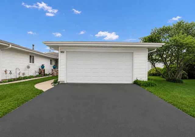Homes for sale in Schaumburg, IL | 951 Chelsea Ln, Schaumburg, IL 60193 | MLS# 12692720