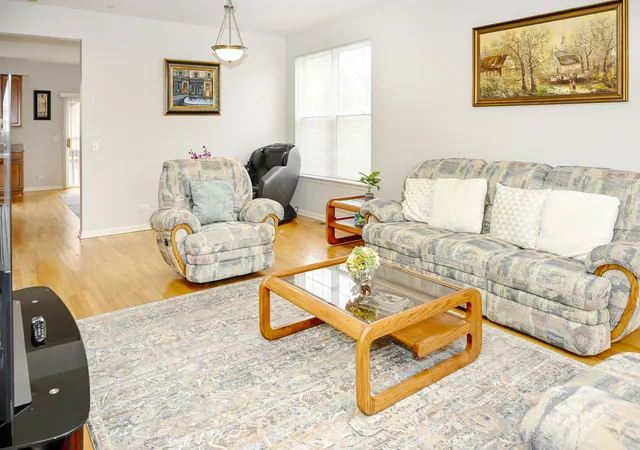 5th image of 219 Riverfront Dr, Mount Prospect, IL 60056 | MLS# 12692857