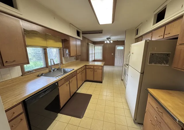 Homes for sale in De Kalb, IL | 303 Gayle Ave, De Kalb, IL 60115 | MLS# 12692903