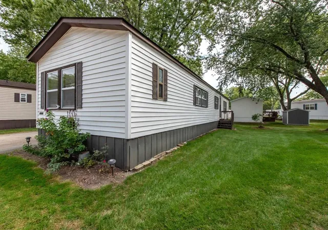 Photo 3 of Manufactured home for sale at 3285 Meadow Dr, Park City, IL 60085 | MLS# 12692962 | Listing updated on 2026-10-03