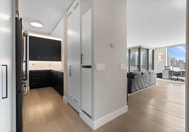 3rd image of 501 N Clinton St #2004, Chicago, IL 60654 | MLS# 12692979