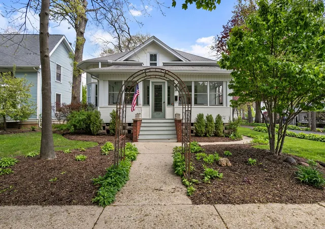 Homes for sale in Grayslake, IL | 155 S Slusser St, Grayslake, IL 60030 | MLS# 12692992