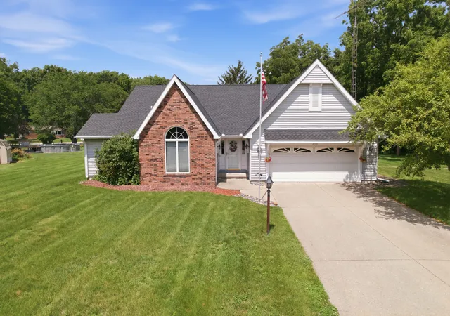Homes for sale in Dixon, IL | 2160 Park Cir, Dixon, IL 61021 | MLS# 12692994