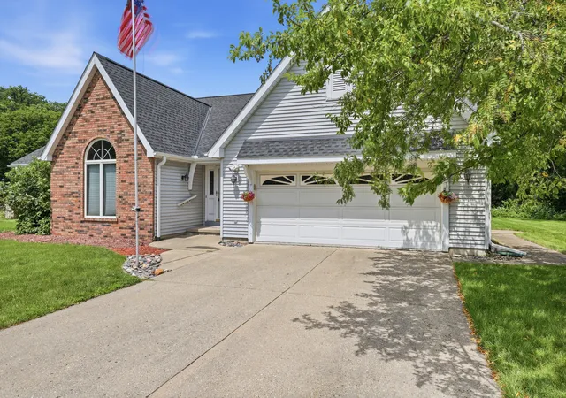 Homes for sale in Dixon, IL | 2160 Park Cir, Dixon, IL 61021 | MLS# 12692994
