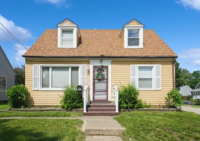 Photo 2 of Single family home for sale at 1128 28th Street, Bettendorf, IA 52722 | MLS# 12693022 | Listing updated on 2026-10-20