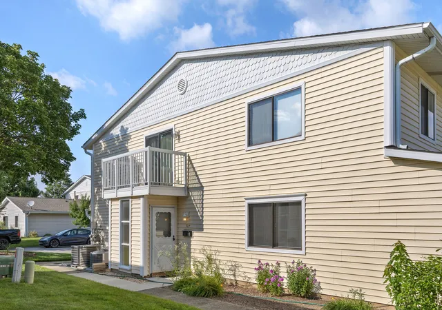 Homes for sale in Schaumburg, IL | 717 Whitesail Dr #717, Schaumburg, IL 60194 | MLS# 12693086