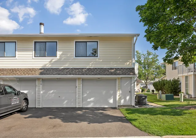 Homes for sale in Schaumburg, IL | 717 Whitesail Drive, Schaumburg, IL 60194 | Houzeo