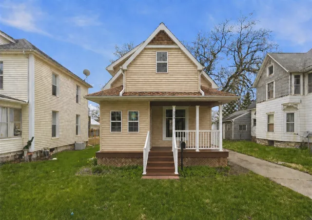 Homes for sale in Dixon, IL | 323 Douglas Ave, Dixon, IL 61021 | MLS# 12693124