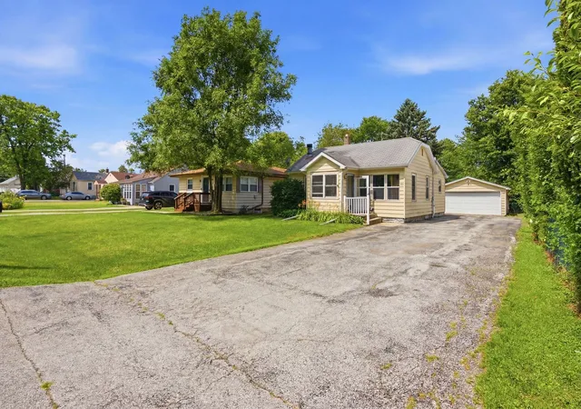 Homes for sale in Aurora, IL | 1219 Gates St, Aurora, IL 60505 | MLS# 12693126