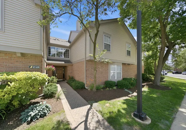 Homes for sale in Schaumburg, IL | 1749 Eastwood Ct #6, Schaumburg, IL 60195 | MLS# 12693166