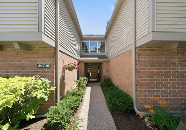 Homes for sale in Schaumburg, IL | 1749 Eastwood Ct #6, Schaumburg, IL 60195 | MLS# 12693166