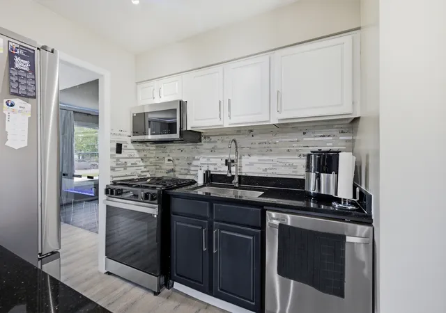 Photo 4 of Single family home for sale at 1470 Devonshire Ln, Hoffman Estates, IL 60169 | MLS# 12693217 | Listing updated on 2026-08-14