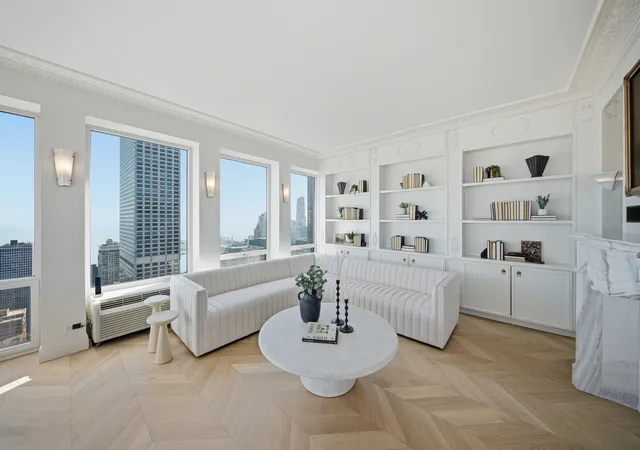 3rd image of 111 E Chestnut St, Chicago, IL 60611