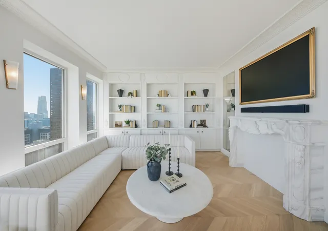 4th image of 111 E Chestnut St, Chicago, IL 60611