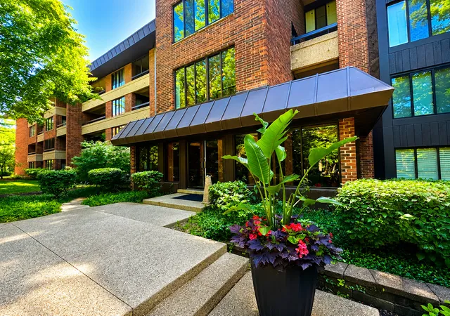 Homes for sale in Hinsdale, IL | 1401 Burr Oak Rd #303B, Hinsdale, IL 60521 | MLS# 12693232