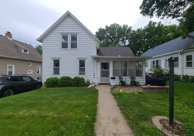 Homes for sale in Dixon, IL | 513 Crawford Ave, Dixon, IL 61021 | MLS# 12693297
